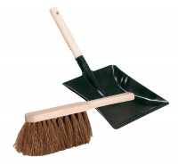 Abb. Kehrgarnitur: Handfeger Kokos mit Holzrücken und Metallschippe mit Holzgriff Abb. Kehrgarnitur: Handfeger Kokos mit Holzrücken und Metallschippe mit Holzgriff