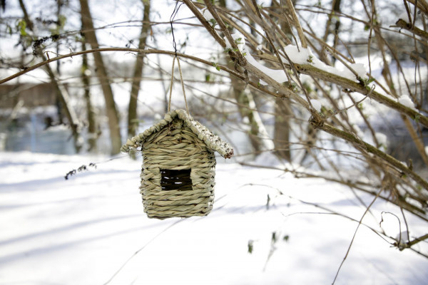 Grashaus aus natürlichen Materialien, Unterschlupf für kleine Vögel